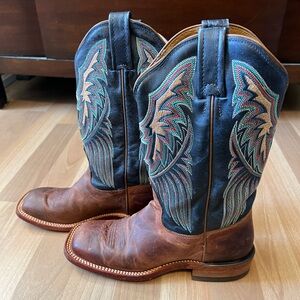 Women’s 6B Tony Lama square toe cowboy boots
